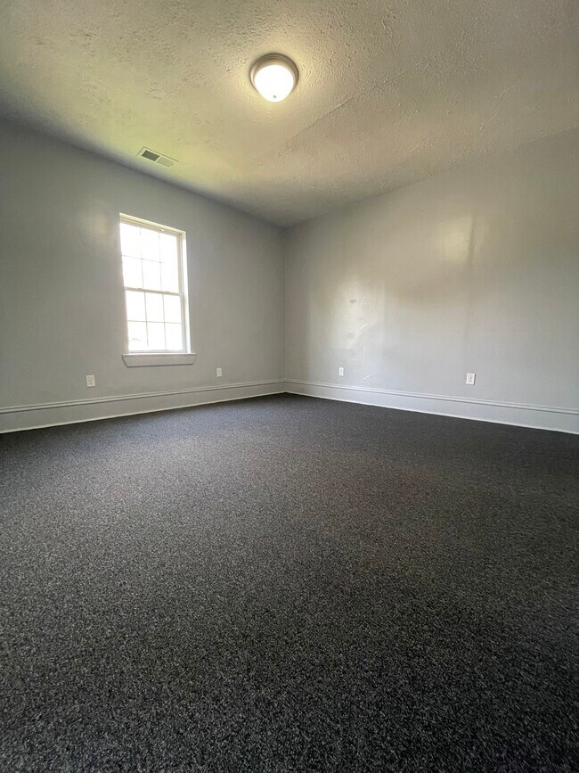 Building Photo - 916 Swann St