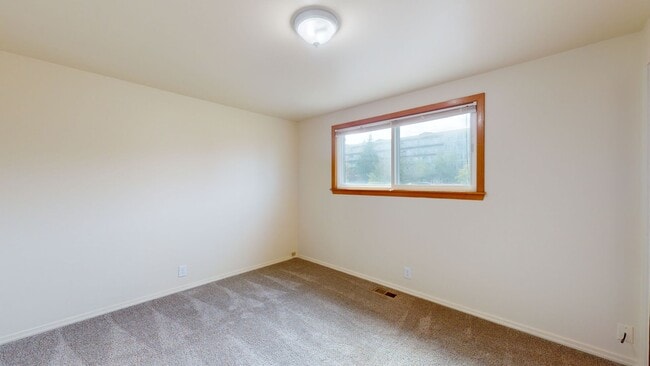 Building Photo - Location, Location, Location! - Four Bedroom house located minutes from Des Moines Waterfront