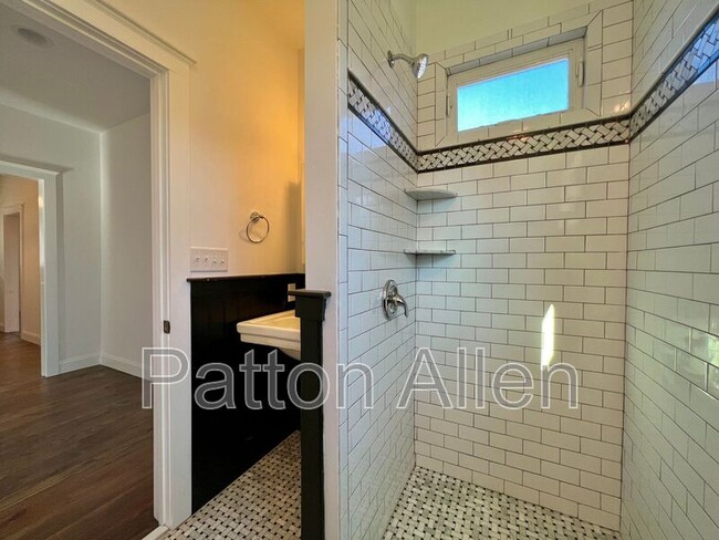 Building Photo - 125 Burton St