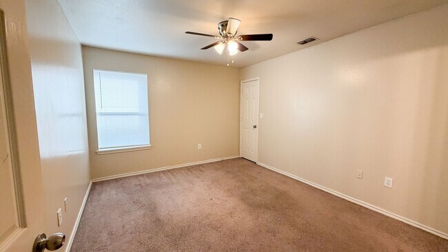 Building Photo - 517 N Brentwood Ave