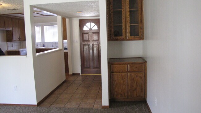 Building Photo - Home in South West Bakersfield Large Lot