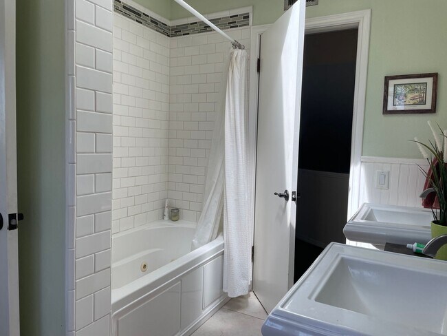 Building Photo - Spacious East Ventura 4 Bedroom 2 Bath Pool Home