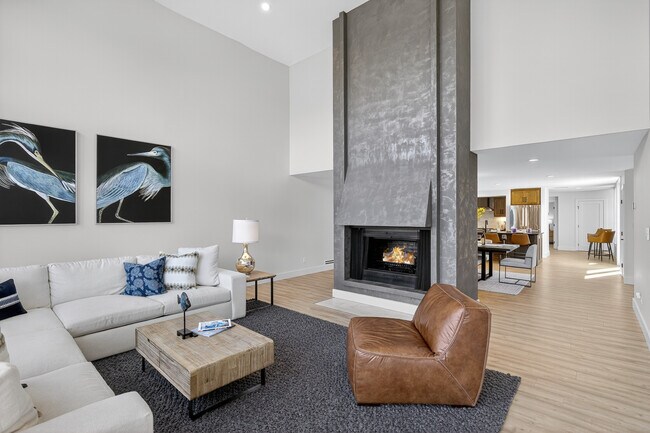 Building Photo - 820 Broken Arrow