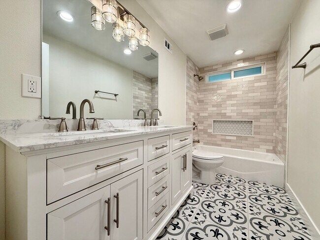 Building Photo - Spacious 5-Bedroom, 2-Bath Retreat in Quie...