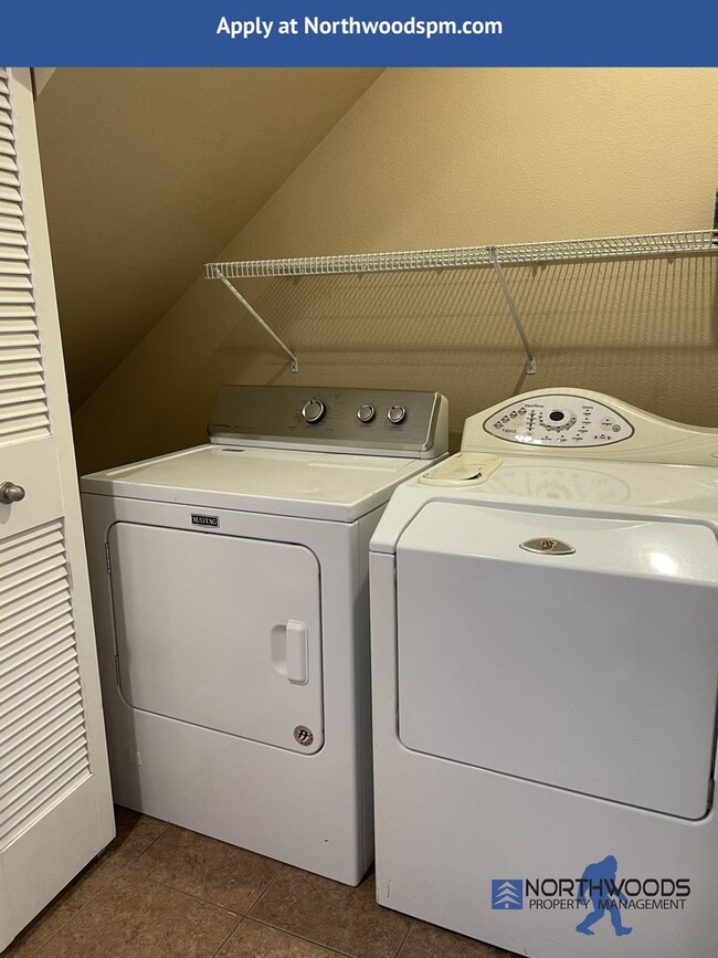 Building Photo - Nice 2 Bedroom 2 Bathroom 2 Story-Town Home-White City