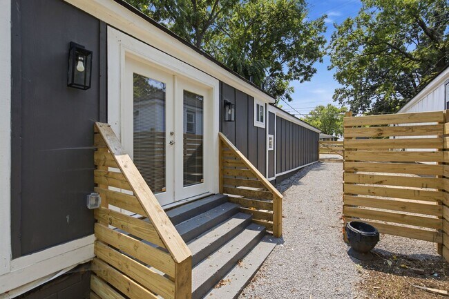Building Photo - 2834 Clifton Ave