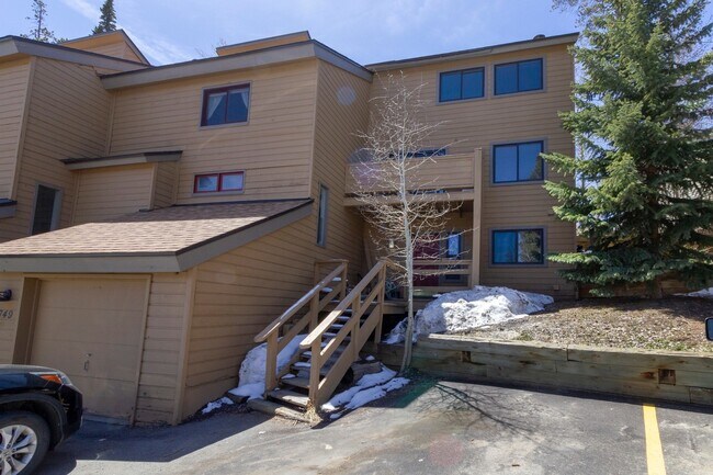 Building Photo - Woodworks Townhome- 3 Bedroom/3 Bath Unit w/Updated kitchen on the Bus Route