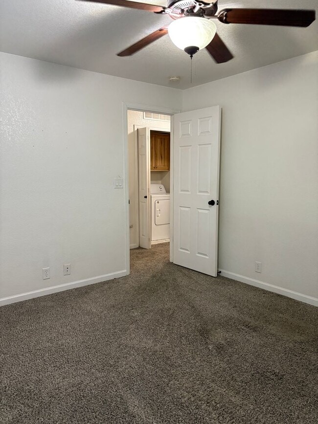 Building Photo - 2 Bedroom 1 Bath Lower Level Unit in Villa...