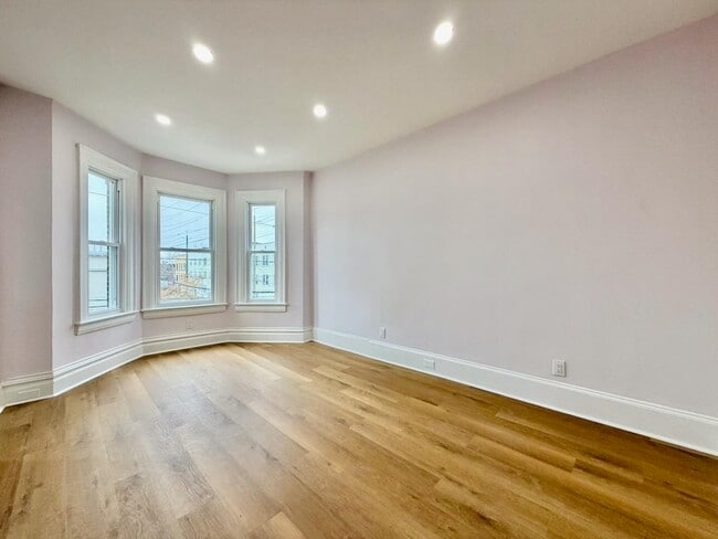 Building Photo - 130 Beach St