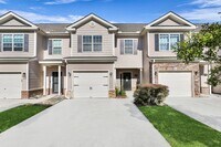 Building Photo - Charming 3-Bed Townhome in Prime Richmond Hill Location!