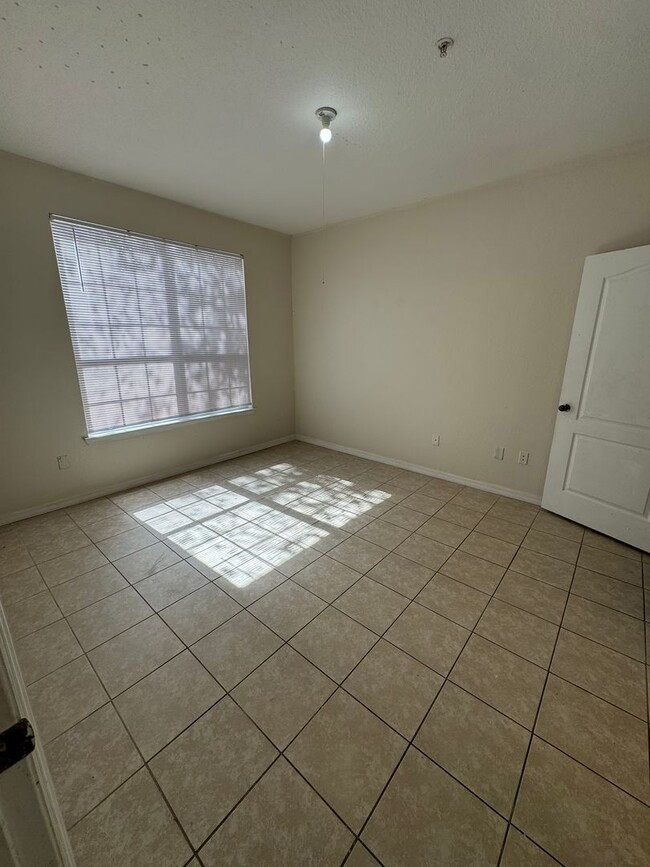 Building Photo - 2 Bedroom 2 Bath Condo in Guard Gated Comm...