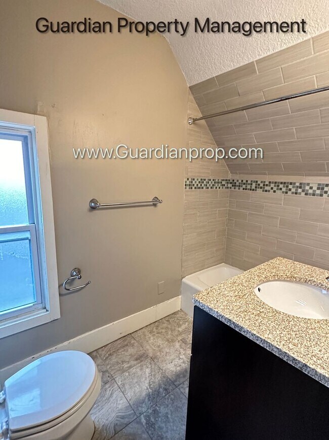 Building Photo - Kenwood Apartment, Private Entry, Parking, Pets Welcome, Video Walk Through