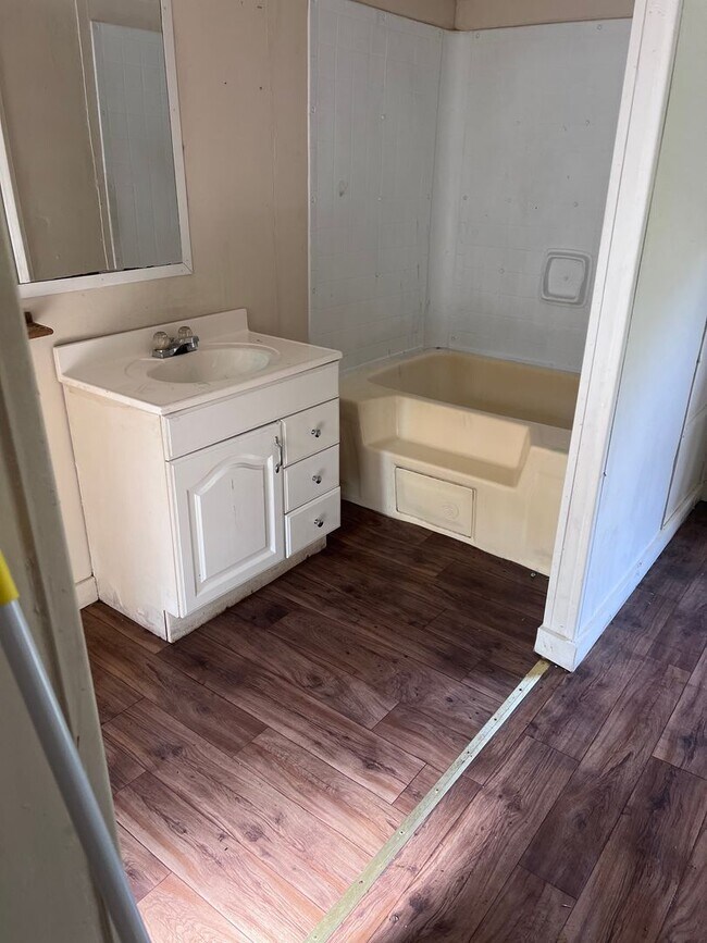 Building Photo - 2 Bedroom  Home -ALL UTILITIES INCLUDED!