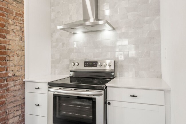 Building Photo - Stunning 2 Bedroom 2 Bath in the heart of Tulsa!