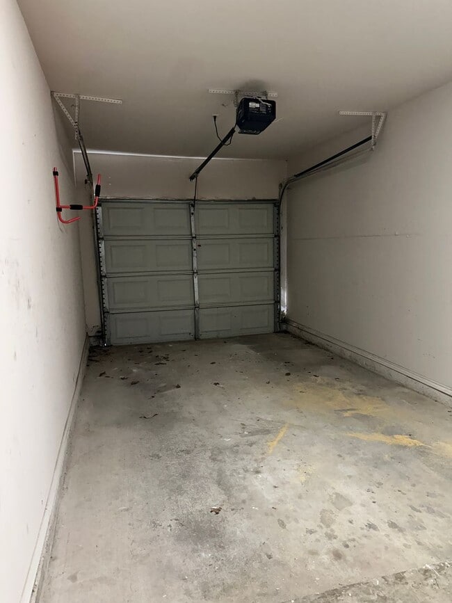 Building Photo - Pointe 360 @ 222 Condominiums - Huge 2 bedroom w attached Garage -  $1295 Rent w Credit - Pool