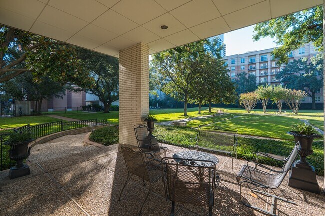 Building Photo - 2701 Westheimer Rd