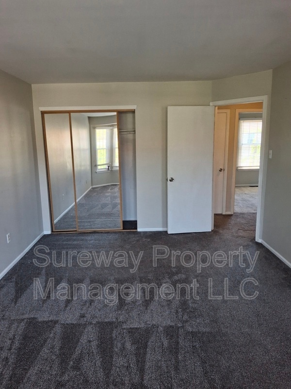 Building Photo - 127 Crown Prince Dr