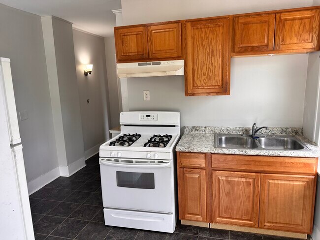 Building Photo - 333 Raymond St