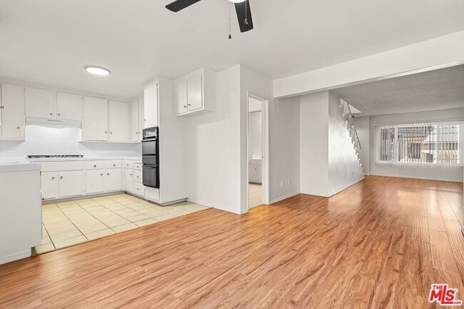 Building Photo - 15540 Moorpark St