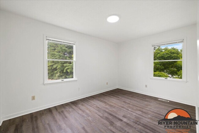 Building Photo - Recently Updated Home Near Virginia Tech