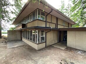 Building Photo - N Tacoma Town home 2bdr 1.5 bath 2 car car...