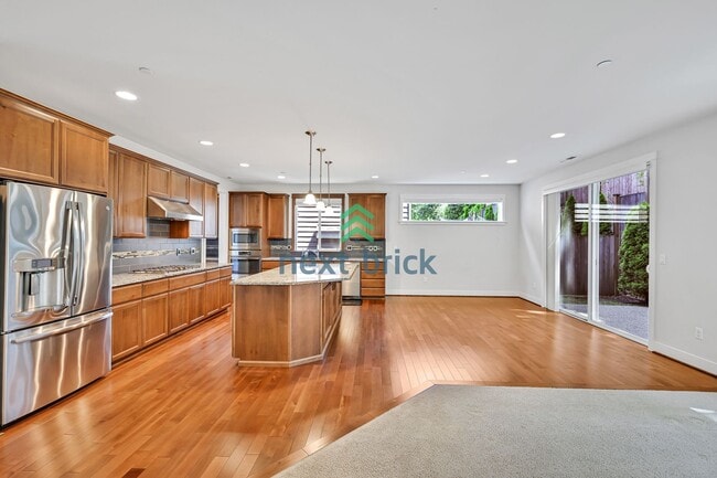 Building Photo - A spacious 4-bedroom+ 2 dens +Bonus Room a...