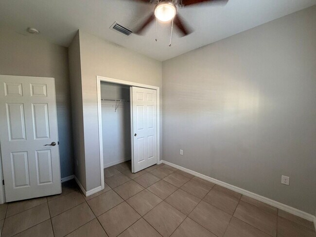 Building Photo - 523 NE 24th Ave