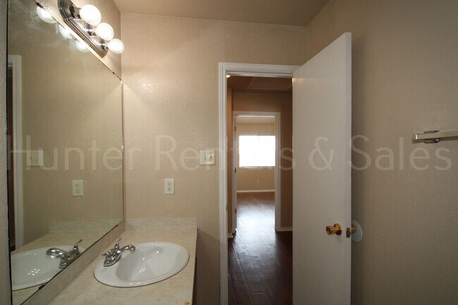 Building Photo - 3904 Gus Dr