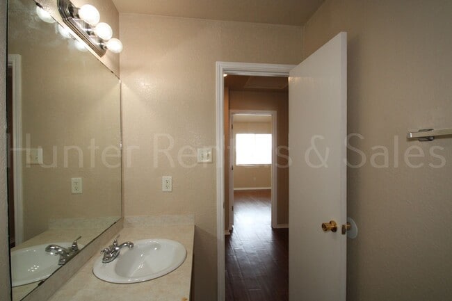 Building Photo - Two-Story Living!