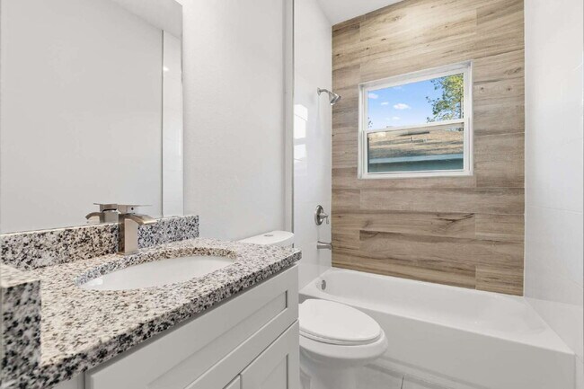 Building Photo - Nearly New 4BR Home Available Now in SW Ocala