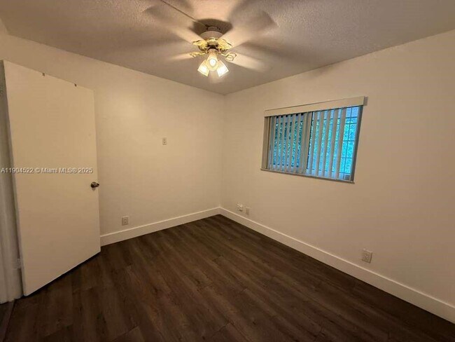 Building Photo - 23 N Valencia Dr