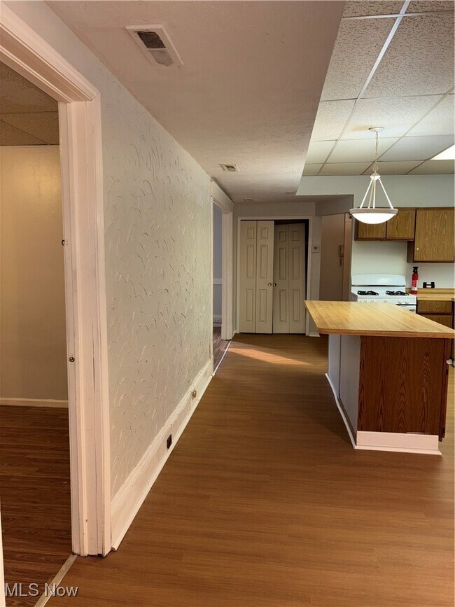 Building Photo - 1066 E 62nd St