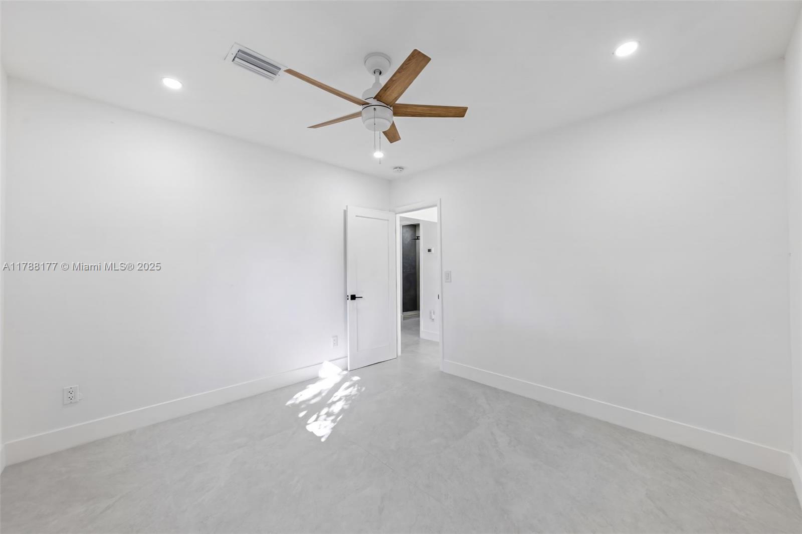 Building Photo - 1713 Lauderdale Manor Dr