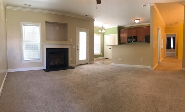 Building Photo - Rad in Raintree!