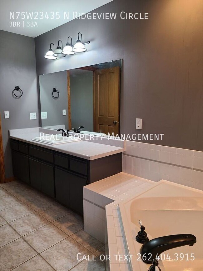Building Photo - N75W23435 N Ridgeview Cir
