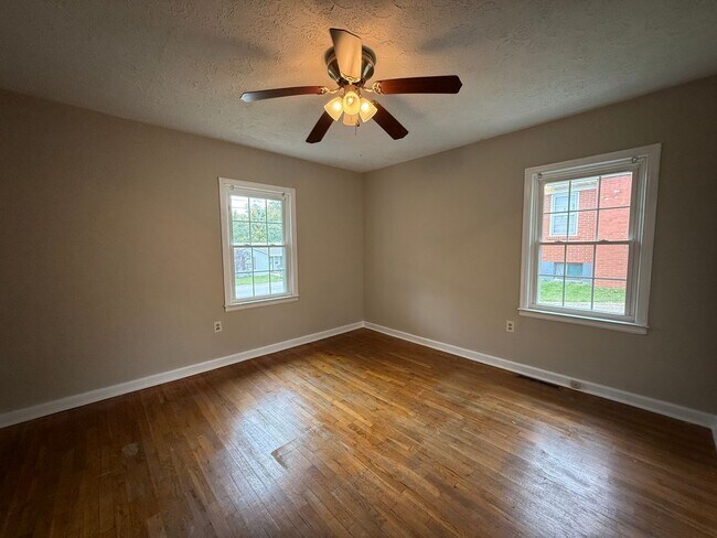 Building Photo - 112 Bellevue Dr