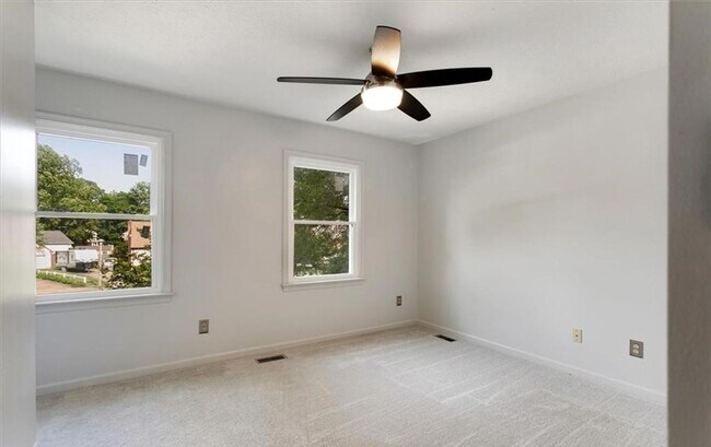 Building Photo - Large Home in Michael's Woods