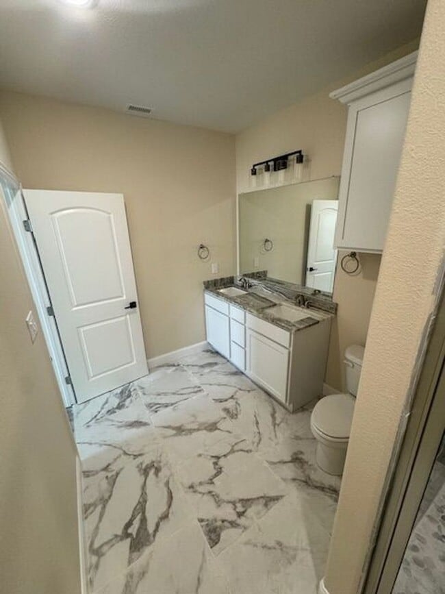 Building Photo - 3/2/2 - HIGH CEILINGS - NO WATER BILL