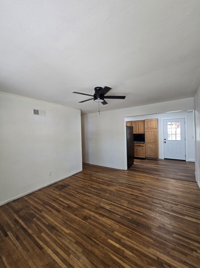 Building Photo - 1121 Luther E