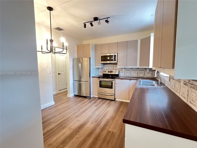 Building Photo - 315 NE 110th St