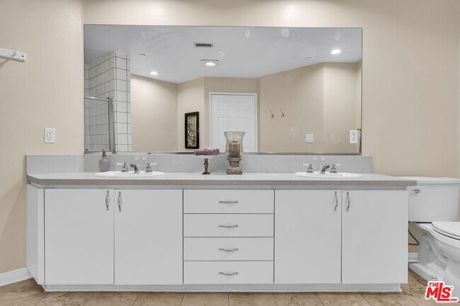 Building Photo - 12000 Goshen Ave