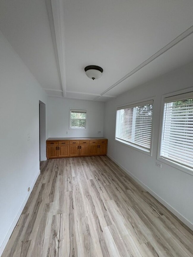 Building Photo - Beautifully Remodelend Home - Minutes from...