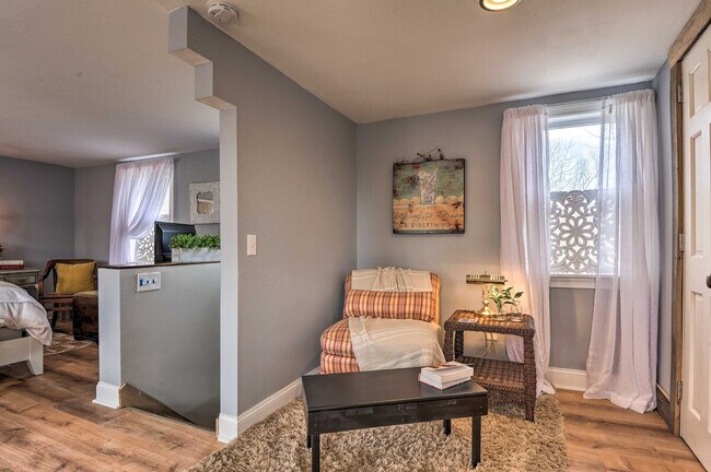 Building Photo - 240 Farmhouse Ln