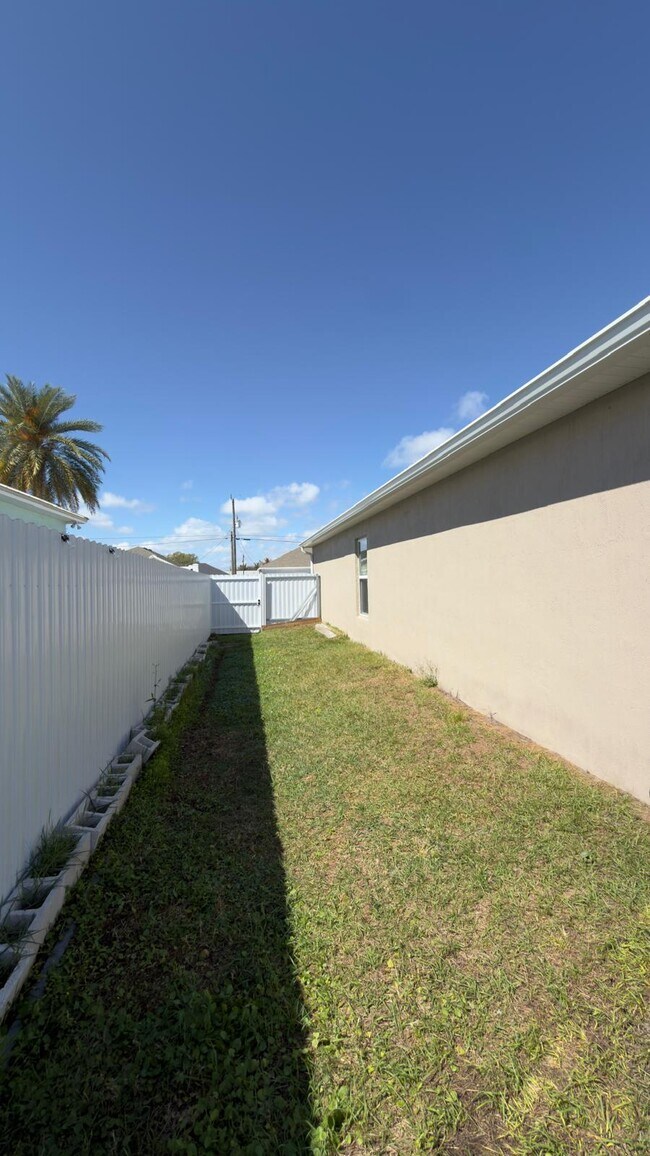 Building Photo - 2507 SE Charleston Dr