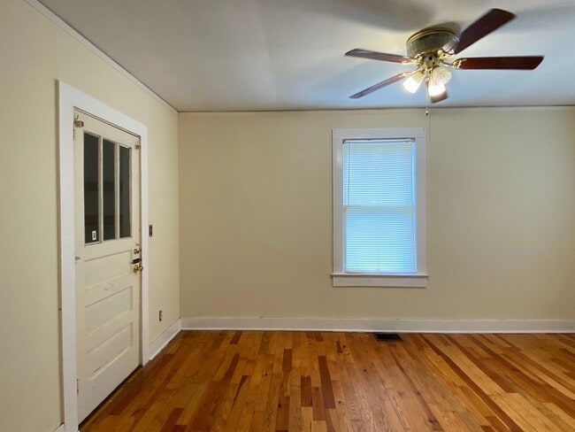 Building Photo - 2 Bedroom 1 Bath Home In Greenville !