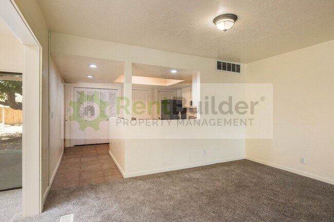 Building Photo - 10101 La Paz Dr