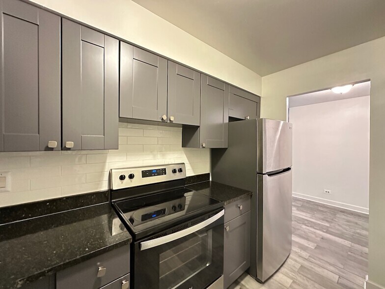 Building Photo - 3825 N Pine Grove Ave