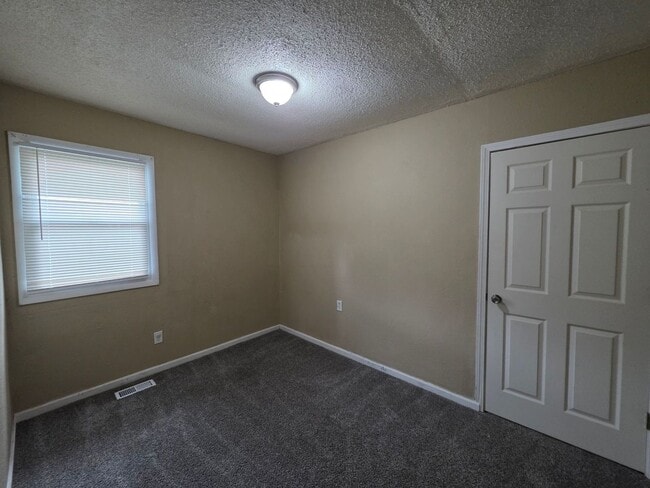 Building Photo - 3 Bedroom Home Near Zoo & Parks!