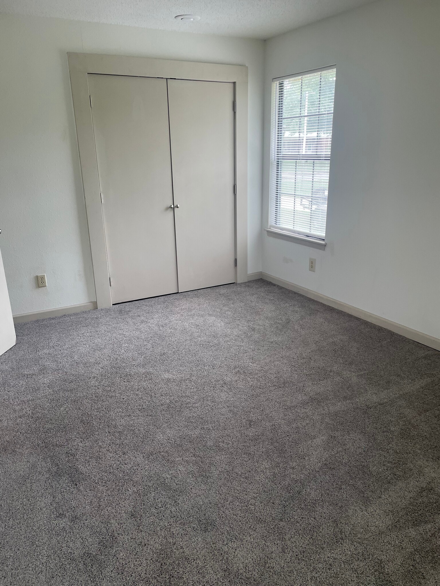 Building Photo - 502 SE Lee Haven Dr