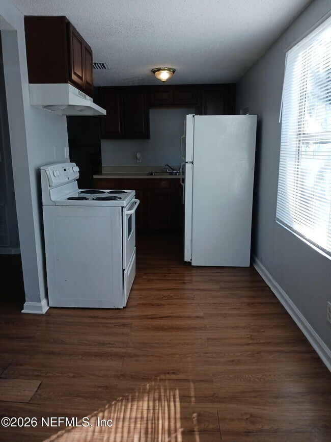 Building Photo - 865 W 27th St